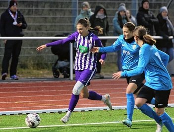 Veilchen Elisa Polusik treibt den Ball erfolgreich gegen zwei Chemnitzerinnen vor sich her. Am Ende durften die Auerinnen jubeln, weil sie im Derby gegen den CFC eine Menge Kampfgeist entfalten konnten. 