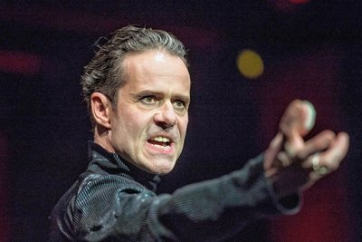 Christian Schmidt spielt die Rolle des Hanussen. "Er ist der Macht zu nahe gekommen und wurde dann entsorgt wie eine Ratte", sagt er über ihn. Die Herausforderung bestehe darin, Charisma zu spielen. 