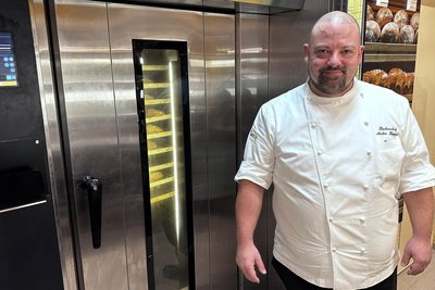 Vize-Chefkoch André Köppen lässt täglich an Bord 16.000 Brötchen frisch backen. Foto: Katrin Saft