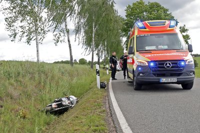 Der Fahrer dieses Motorrads ist bei Lobsdorf schwer verletzt worden.