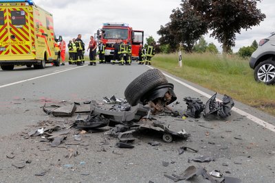 Die Wucht des Aufpralls muss enorm gewesen sein. Auf der S 57 bei Penig lagen überall Fahrzeugteile.
