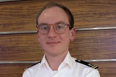 Als Kind als Passagier auf der Aida, nun als Ingenieur für Elektrotechnik Teil der Crew: Franz Friedl aus Zwickau. Foto: Katrin Saft