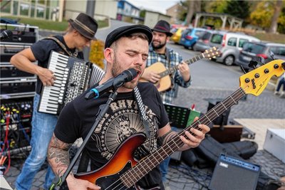 Die Naked Feet Band (Foto) sowie die Swinging Accordions und der Frauenchor sorgten für Livemusik.