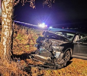 Der Unfallwagen wurde beim Aufprall heftig in Mitleidenschaft gezogen, die 64-jährige Fahrerin schwer verletzt. 