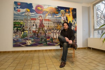 Malers Thomas Beurich vor dem Bild "Die Zelle".