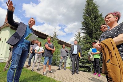 Die Projektverantwortlichen Martin Schneider (l.) und Susan Klimmer (r.) erläutern den Jurymitgliedern das Vorhaben "Biberplatz" vor dem "Goldenen Löwen". 