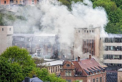 In einer Lagerhalle des ehemaligen Werks Plauener Gardine war unterm Dach ein Feuer ausgebrochen.