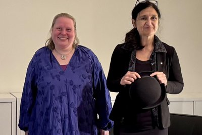 Judica Semler vom Mittelsächsischen Theater (rechts) und Maren Heissenberg vom Bräunsdorfer Kulturverein führten in den Abend ein.