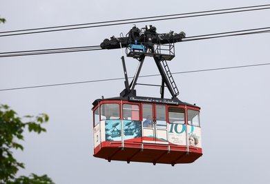 Die Fichtelberg-Schwebebahn steuert auf ihren 100. Geburtstag zu. Das neue Design soll schon jetzt darauf hinweisen. Ab dem heutigen Samstag ist sie wieder im regulären Betrieb. 