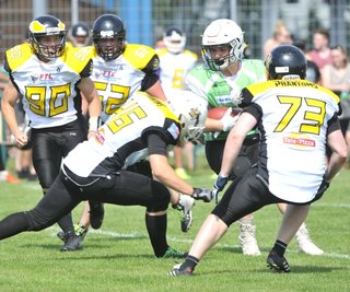 Die starke Defensive der Phantoms (gelb-weiße Trikots) hielt auch gegen die Saalfeld Titans. In fünf Spielen ließ die Freiberger Abwehr nur vier Touchdowns und insgesamt 30 Punkte zu. 