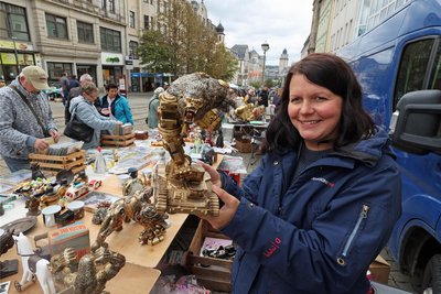 Die Reichenbacherin Heidi Bergmann präsentierte an ihrem Stand skurrile Steampunk-Dekos, kultige Blechschilder und vieles mehr.