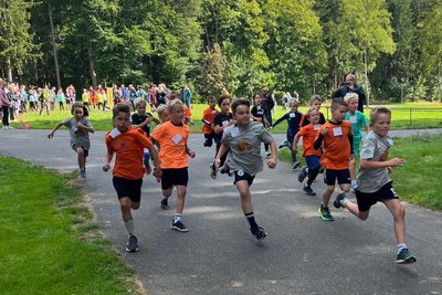 220 Schüler traten in Gelobtland zum Crosslauf an.