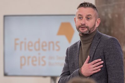 Serhij Zhadan, ukrainischer Schriftsteller und Musiker, nach seiner Rede zur Verleihung des Friedenspreis des Deutschen Buchhandels in der Frankfurter Paulskirche. 