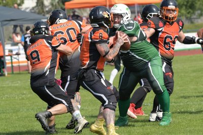 Rebels-Quarterback Tobias Seidel (am Ball) wird auch in der kommenden Saison die Offensive der Vogtländer dirigieren.