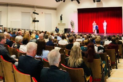 Im Theatersaal (Foto) zeigt das Kinder- und Jugendtheater Burattino „Des Kaisers neue Kleider“.