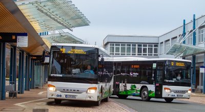 Plauen, Oberer Bahnhof: Dort ist eines der Drehkreuze des Plusbus-Netzes im Vogtlandkreis. Unmut macht sich unter Fahrerinnen und Fahrern breit, weil vielen von ihnen keine Corona-Prämie erhalten sollen. 