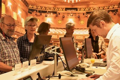 Edles Ambiente mit Theateraussicht: Mitarbeiter Radek Veselý (rechts) berät erste Besucher der neuen Touristinformation Bad Elster. 