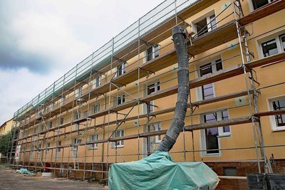 Der Großvermieter investiert weiter und stattet in diesem Jahr unter anderem den Wohnblock Holzstraße 25-29 mit Balkonen aus. 