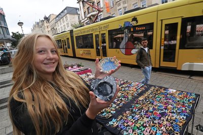 Mit zwölf Jahren war Jolina Henniger die jüngste Händlerin auf der Bahnhofstraße. Die Plauener Schülerin experimentiert mit handgefertigten Unikaten aus Epoxidharz.