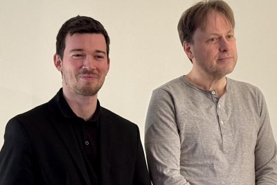 Joaquim Font (l) und Markus Gille sind Kollegen am Mittelsächsischen Theater und stellten ihre Kunst in den Dienst des Kulturvereins.