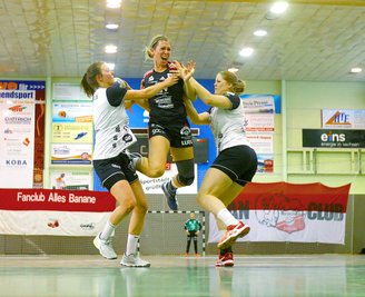 Christina Zuber (Zwickau) sucht die Lücke zwischen Ramona Ruthenbeck (Beyeröhde, links) und Natalie Adeberg (Beyeröhde) und erzielt einen der BSV-Treffer.