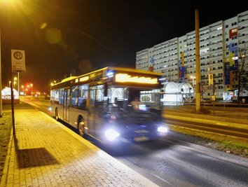 Wer am Abend auf Bus und Bahn angewiesen ist, wird sich umstellen müssen. Die Busse und Bahnen der Chemnitzer Verkehrs-AG sind ab kommender Woche ab 18.45 Uhr nur noch alle 30 Minuten unterwegs. 