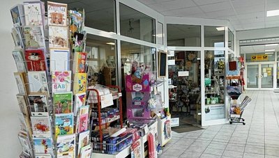 Der Laden befindet sich in einer kleinen Passage, in der noch weitere Geschäfte beziehungsweise Filialen untergebracht sind.