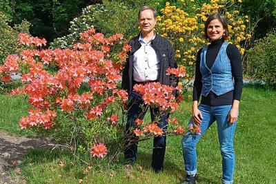 In diesen Tagen ist der Schilbacher Gutspark besonders bunt. Andreas Türpe und Julia Schmidt wollen die Schönheit des historischen Gartens bekannt machen und eine Botschaft damit verbinden.
