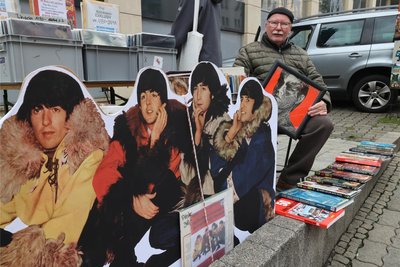 Heinz Tonndorf gehört zu den Urgesteinen des Plauener Trödelmarktes. An seinem Stand zog der Spitzenstädter mit einem original Bravo-Poster der legendären Beatles die Blicke auf sich.