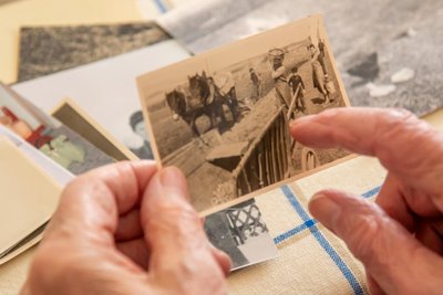Siegfried Haase zeigt Bilder aus seiner Kindheit.