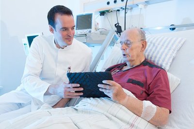Patient Klaus Engel und Assistenzarzt Jan Svitil beim Praxistest für Deutschlands größtes Telemedizin-Projekt.