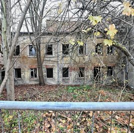 Ein Ausbund an Hässlichkeit: die ehemalige Polychemie an der Frohnbachstraße. Zwei Jahre nach dem beschlossenen Abriss steht die Fabrik-Ruine immer noch. 