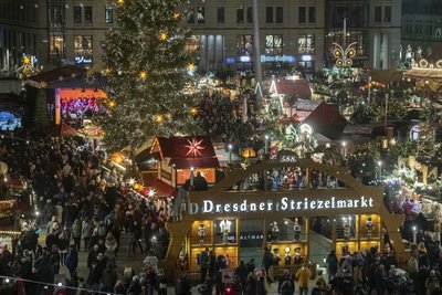 Symbolbild/ Blick auf den Striezelmarkt auf dem Altmarkt