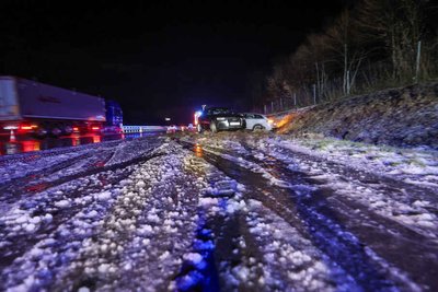 Auf der winterglatten Autobahn 4 passierten zwischen Wüstenbrand und Limbach-Oberfrohna mehrere Unfälle.