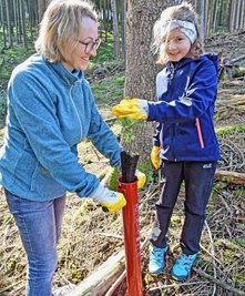 Nicole Seelbinder und Judith (von links) helfen bei der Pflanzaktion im Sternmühlental.