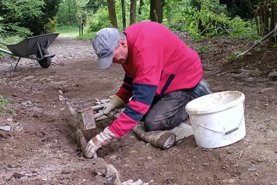 In mühsamer Handarbeit werden die historischen Gartenwege von vielen ehrenamtlichen Helfern hergerichtet.