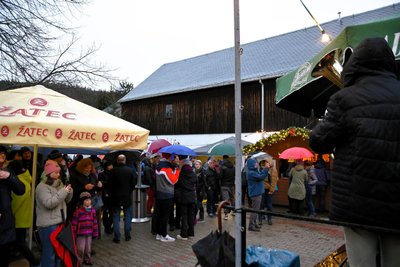 Strömender Regen hielt die Organisatoren vom Herolder Sportverein sowie der Kirchgemeinde in Herold nicht ab, ihr 33. „Peremettenfast“ zu feiern. Mehr als 100 Besucher kamen in den Hof des ehemaligen Gasthofes an der Zschopauer Straße.