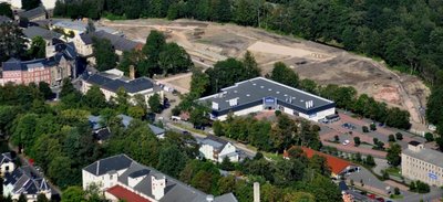 
              <p class="artikelinhalt">Hinter der Freifläche für den künftigen Park der Generationen fließt die Göltzsch, an der ein Grünstreifen entsteht, der sich rechts außerhalb des Fotos fortsetzt. Ob er jedoch nur der Umsetzung des Wassergesetzes dient, daran hegen Grundeigentümer Zweifel. Es gibt Gesprächsbedarf. </p>
            