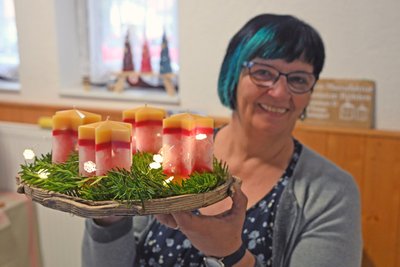 Kerzenvariationen, wie etwa dieses Adventsgesteck, fertigt Constanze Röhlen, .