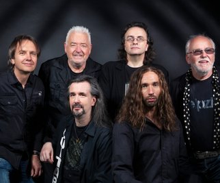 Ihr Konzert am Samstag beim Sommer-Open-Air ist ihr erster großer Auftritt seit der Pandemie: Karussell mit Gründungsmitglied Wolf-Rüdiger Raschke (2.v.l. hinten). Für viele traten sie einst das Erbe von Renft an.