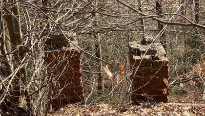 Reste des Kampfrichterturms der Heidelsbergschanze sind noch heute zu sehen. Der Schanzenrekord: Christian Heydels Satz auf 53 Meter.
