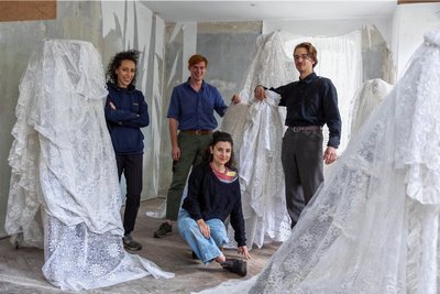 Einen in der Villa vorgefundenen Stapel Gardinen haben Gleb Konkin-von Serebrowski (rechts hinten), Albert Gouthier, die Venezianerin Amina Codraro (vorn links) und Virginia Lorenzetti aus Rom neu drapiert. 