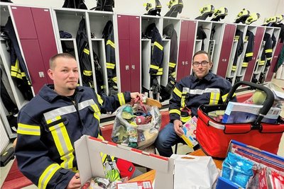 Die Kameraden René Lüth (links) und Marco Vogel bereiten die Geschenke für den Nikolausexpress der Freiwilligen Feuerwehr Dittersbach vor.