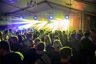 Am Freitagabend feierte die ganze Gemeinde im Festzelt.