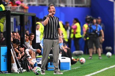 In der ersten Halbzeit war Nagelsmann im gestreiften Polishirt unterwegs. 