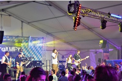 Die Band Bergluft aus dem Münchner Land hat den Besuchern beim Oktoberfest in Erdmannsdorf ordentlich eingeheizt. 