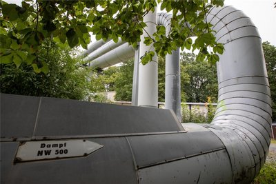 Diese Leitungen der Fernwärmeversorgung, nahe der Festhalle in Plauen, sind noch in Nutzung: Die Trasse führt vom Alten Postweg in Richtung Alte Reichenbacher Straße. Die meisten Leitungen verlaufen jedoch unterirdisch.