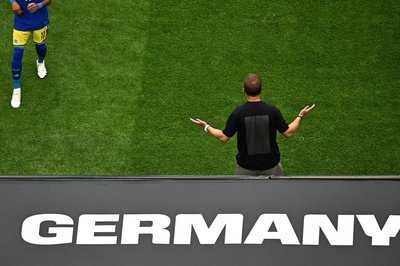 Die Fans haben gute Stimmung gemacht - so, dass Nagelsmann "dem einen oder anderen Namen auf dem Shirt noch mal belohnen" wollte. 