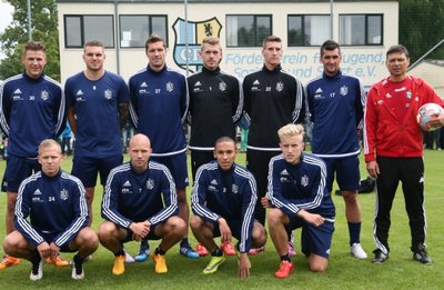 Trainer Karsten Heine und seine zehn neuen Spieler. Hintere Reihe von links: Marcel Kaffenberger, Christian Cappek, Ronny König, die Torhüter Daniel Batz und Kevin Kunz sowie Martin Fenin. Vordere Reihe von links: Alexander Nandzik, Marco Rapp, Jamil Dem, Alexander Dartsch.