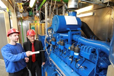 Das Blockheizkraftwerk an der Liebknechtstraße: Das mehrere Jahre alte Foto zeigt zwei Mitarbeiter von Envia Therm am Herzstück der Anlage.